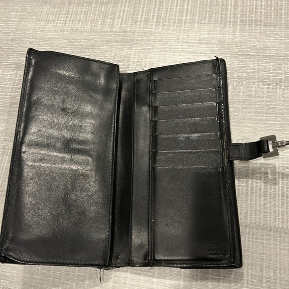 Authentic vintage Gucci wallet. Black with GG logo. Fair condition. Worn a littl - Picture 5 of 8